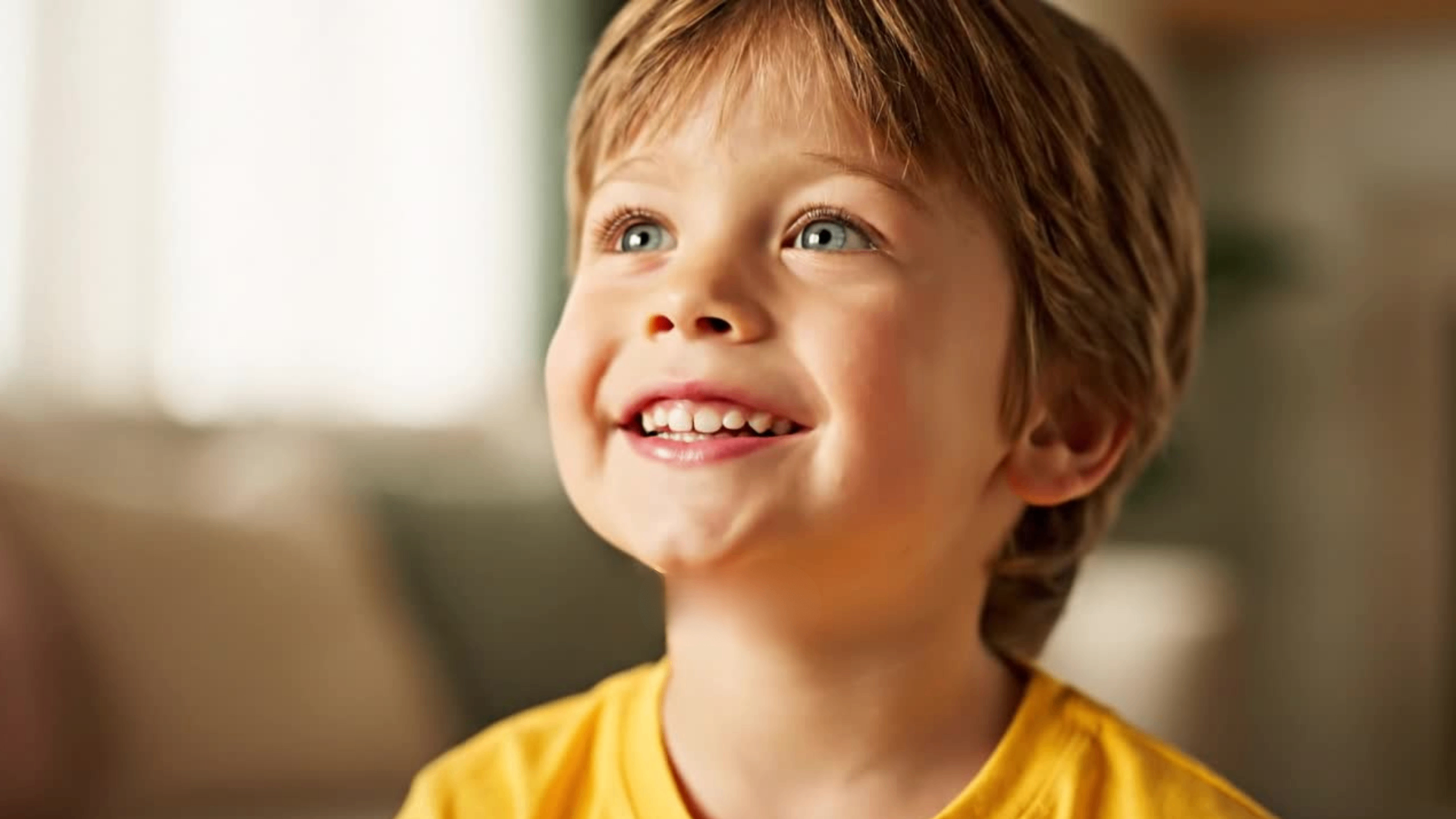 Bambino felice che scopre lettere e libri insieme a un genitore